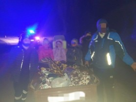 Doi șoferi în stare de ebrietate avansată, depistați de polițiștii de patrulare. Unul dintre ei avea 5 copii în remorcă